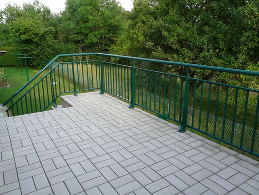 Le garde-corps en aluminium, un élément de sécurité indispensable dans différents lieux: escalier, balcon, prés d'une piscine, terrasse, etc pour prévenir des risques de chutes. La balustrade, réalisée sur-mesure, s'adaptera facilement à votre extérieur.