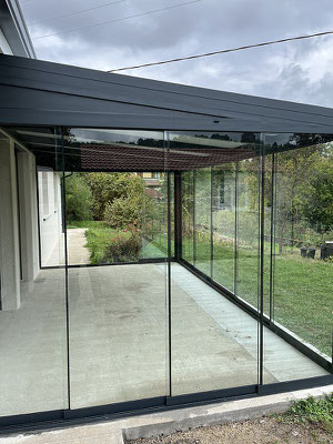 Pergola et verres transparents, pourquoi fermer sa pergola, comment se protéger du vent et de la pluie, avec des matériaux solides et fiables.