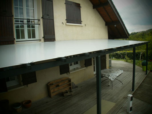 Ossatures métallique, conception et fabrication dans notre atelier, couverture en toile haute résistance et durabilité.