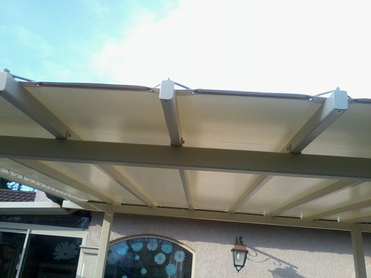 Tonnelle, pergola et toiture de terrasse pour aménager un coin d'ombre sur votre terrasse ou créer un espace fleuri avec des plantes.