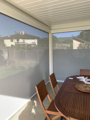 Pose de pergola aluminium adossée à une maison contemporaine la Ravoire
