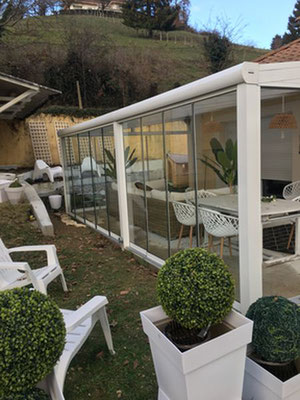 La pergola Heolian en aluminium, aménagée en jardin d'hiver vous permet de prolonger son utilisation pendant la période hivernale.