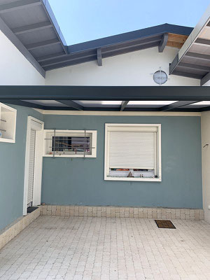 Une toiture à pente au look d'une toiture plate. Epuré et moderne, économique et sur mesure, pourquoi choisir votre conseiller installeur Pergola des 2 Savoie.