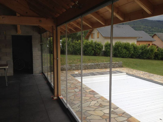 Les parois en verre de sécurité de 10mm pour garder la vue sur votre jardin