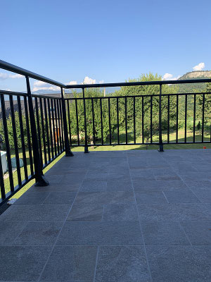 Avec son style traditionnel en barreaudage vertical, le garde-corps en aluminium est un élément de sécurité indispensable pour vos terrasses, balcons et pour vos escaliers. De plus, ils sont sur-mesure et répondent aux normes en vigueur. 