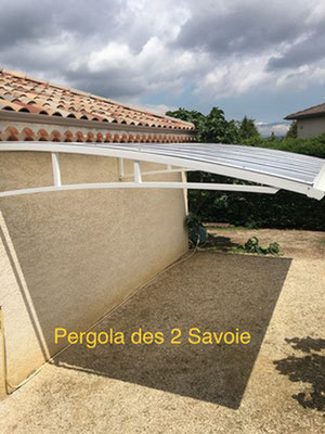 Le carport idéal pour protéger votre véhicule, sans poteaux, toiture en polycarbonate blanc diffusant et structure en aluminium garantie 10 ans.