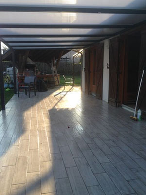 Le polycarbonate laisse passer la lumière et protège vos espaces exterieurs