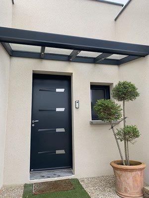 Auvent pergola pour une porte d'entrée moderne, garantie 10 ans, stucture en aluminium et toiture en verre.