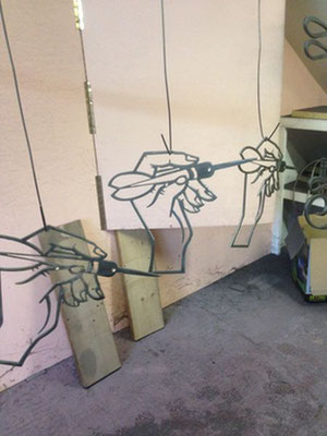 découpe sur mesure de mains qui dessinent en métal