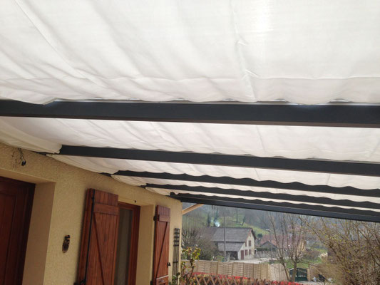 Le système est très simple, la voile d'ombrage véranda est installée sur 2 rails aluminium et montés en parallèle, elle glisse dessus pour s'ouvrir ou se fermer, et ainsi moduler l'ombrage et la température de votre véranda.