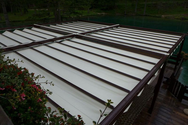 Avec les tonnelles en aluminium créez un espace contemporain sur la terrasse. L’intérêt de cette tonnelle est qu’elle peut s’installer dans un espace libre ou bien être adossée contre un mur, créant ainsi un coin terrasse plus intime. Sa toile coulissante