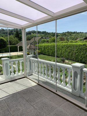 Un agrandissement en toute simplicité, la pergola idéale avec baie vitrée en verre trempé. le verre coulissant vous offre une large vue sur le jardin à un prix avantageux et sans éléments gênants.
