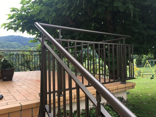 Envie de profiter de votre terrasse ou balcon en toute sécurité et de donner du cachet à votre habitation ? Le garde-corps en aluminium est sécuritaire, esthétique, discret. 