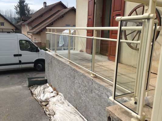 Décofer et alu vous propose une large gamme de garde-corps en aluminium conformes aux normes et pouvant être installée le long d'un escalier, directement sur votre terrasse ou sur votre balcon pour empêcher tous les risques de chutes. 