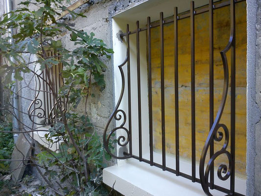 grille de sécurité au design sobre, installée sur fenêtre de maison pour une protection discrète.