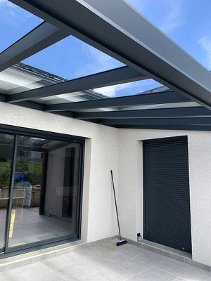 Toiture de terrasse, pergola fermée, adossée ou autoportée, tous les styles à tous les prix. Transformer sa pergola en abri de voiture juste devant l'entrée de la maison, une solution idéale pour agrandir son garage à petit prix.