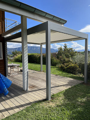 La pergola bioclimatique autoportée est une structure indépendant, soutenue pas ses propres poteaux, sans nécessiter un support mural. Cette conception offre une flexibilité d'installation, car elle peut être placée librement. Réalisation secteur Gerbaix