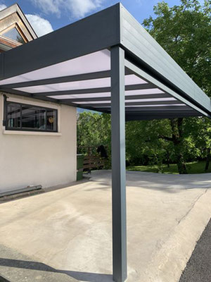 Carport en aluminium à toit plat, design moderne et garantie 10 ans. Idéale pour protéger vos voitures des intempéries.