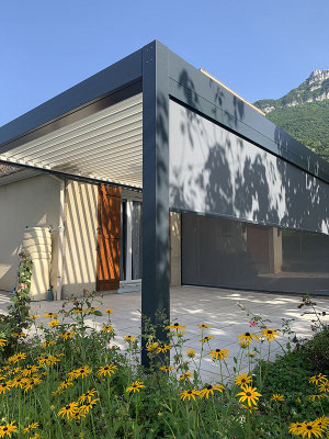 Une finition d'excellence, structure réalisée sur mesure, fixation et boitiers électronique invisibles, ambiance et éclairage modulables. Réalisation en avant pays Savoyard