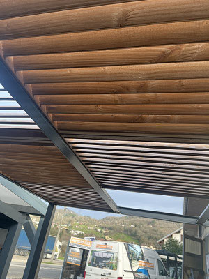 La pergola bioclimatique en bois offre plusieurs avantages, notamment son esthétique chaleureuse et naturelle qui s'intègre bien dans différents styles de jardins. De plus le bois est durable et modulable permettant des conceptions personnalisées.