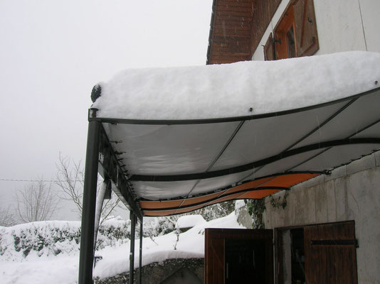 installer une pergola en fer forgé, vous permet de profiter de votre terrasse à l'abri du soleil