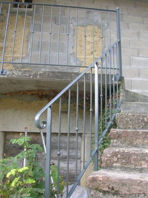 Rampe extérieure en fer forgé, garde corps artisanal sur mesure.