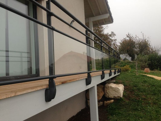 Osez la transparence ! Son soubassement vitré est idéal pour laisser passer la lumière. Pour garder un peu d'intimité, des garde-corps alu sont proposés avec un vitrage opale ou teinté.