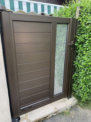 portails et clotures, thermolaquage des profilés labels Qualimarine et Qualicoat classe 2 Haute durabilité