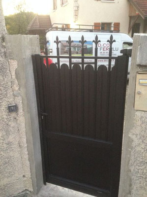 modèle avec Festons qui permet l'occultation de la partie haute du portail. Réalisés en aluminium épaisseur 2mm, durablement insérés entre les barreaux dans des gorges techniques spéciales.