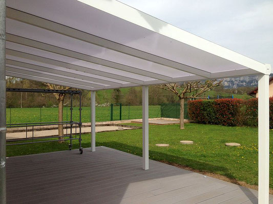 Ni tout à fait dehors, ni tout à fait dedans. A la fois au cœur de la nature et dans la convivialité d'un espace douillet à St Béron entre Voiron et Chambéry 73.