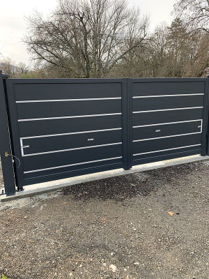 portail noir coulissant