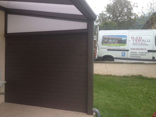 Fermer un côté. Les parois latérales pour pergolas permettent de vous protéger du vent de la pluie et de la chaleur, en version pleine en aluminium, vitrée ou store.