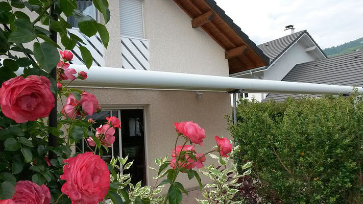 La pergola procure une sensation à la fois de dedans et de dehors, on l'installe au milieu du jardin ou adossée à la façade. Au milieu des fleurs, la pergola jardin d'hiver bohème Au Pays du Lac d'Aiguebelette.