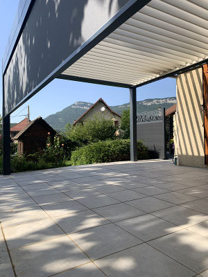coin détente aménagé sous pergola bioclimatique à Grenoble