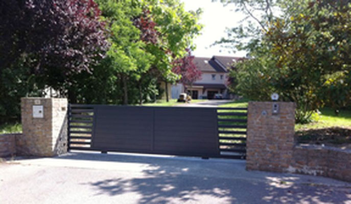 installation d'un portail aluminium, fabriqué en France