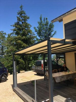 La pergola peut également faire office de frontière entre 2 espaces, un bâtiment non clos ouvert sur l’extérieur.