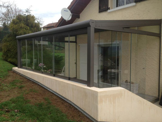 St Genix sur Guiers, Une structure entièrement vitrée avec une armature en aluminium, sans entretien.