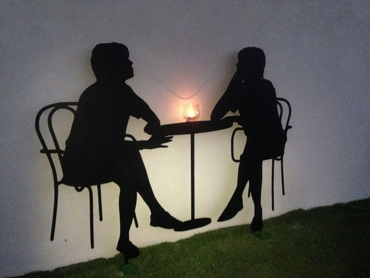 un couple sous une pergola