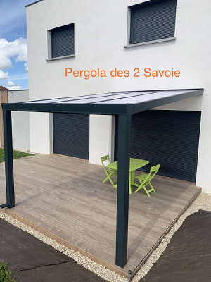 Auvent adossé de 3m de large contre la maison et 4m d'avancée. Stucture en aluminium et toiture en polycarbonate opale blanc diffusant 16mm. Un confort absolu  sur mesure à petit prix.