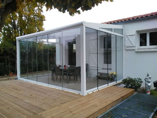 Un abri de terrasse fermé, n'attendez plus et profitez enfin de votre terrasse à toutes les saisons. De multiple possibilités d'aménager l’extérieur de sa maison.