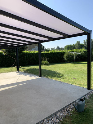 Un service véritablement taillé sur mesure, des produits personnalisables pour répondre aux projets de chacun. Avec des poteaux carré de 12cm, des gouttières rondes ou carrés, une couverture en polycarbonate, une réalisation à St Clair de la tour 38.