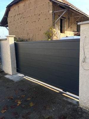 portails pleins de la gamme CONTEMPORAIN se déclinent en plusieurs types de remplissages: lames standard, lames larges, lames extra larges et toles aluminium pleine et perforée.