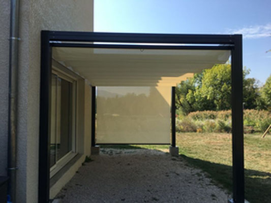 Une toile d'ombrage coulissante plutôt que de multiplier les parasols