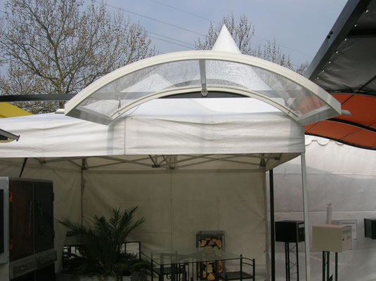 Marquise en fer forgé décorative à Grenoble.