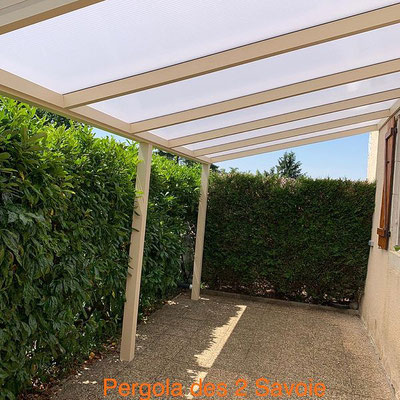Plus qu’une simple annexe de la maison, la pergola s’organise comme une pièce à vivre grâce à sa couverture rigide en polycarbonate