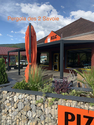Passer des heures à table avec des amis par une soirée d'été. Eviter qu'une fète d'anniversaire ne tombe à l'eau à cause de la pluie. Une superbe solution pour accomplir vos rèves, pergola et toiture de véranda.
