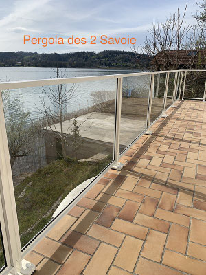 Osez la transparence avec les gardes-corps en aluminium et leurs soubassements vitré sont idéales pour laisser passer la lumière tout en assurant une sécurité optimale pour éviter les risques de chutes.