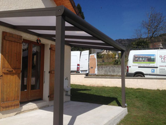 Un auvent pergola, ce petit toit en saillie au dessus de la porte fenêtre protège efficacement des intempéries et du soleil.