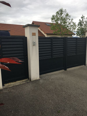 mise en place d'un portail aluminum à deux battants