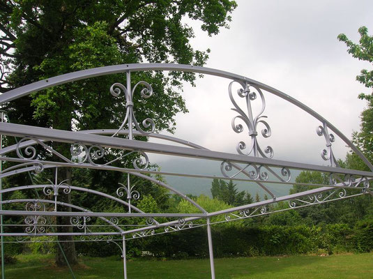 Abri voiture en fer forgé, travail artisanal sur mesure,Pergolas sur mesure en fer forgé pour terrasse.